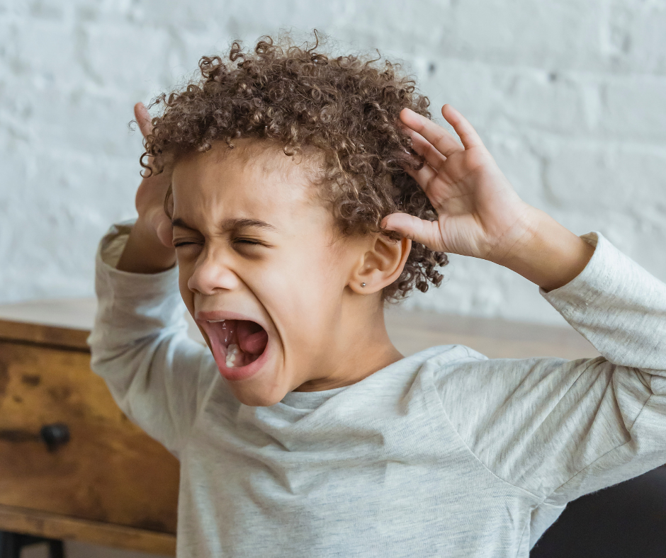 En este artículo pongo palabras a una verdad incómoda: romantizar el autismo no protege a las personas autistas ni a sus familias; muchas veces las deja más solas. Cuando el autismo se reduce a un relato “bonito” (superpoder, genio incomprendido, solo pensar diferente), se invisibiliza el sufrimiento real, se minimizan dificultades y se debilita la comprensión social de por qué hacen falta apoyos. Aquí defiendo una mirada completa: el autismo puede ser hermoso y desafiante a la vez, y la dignidad se sostiene con respeto + recursos + acompañamiento, no con fantasías.